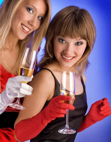 Привлекательные девушки с шампанским на черном фоне . — стоковое фото
