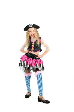 Kız yedi yaşında bir korsan kostüm karnaval giyiyor