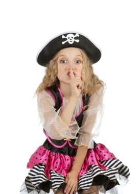 Kız yedi yaşında bir korsan kostüm karnaval giyiyor