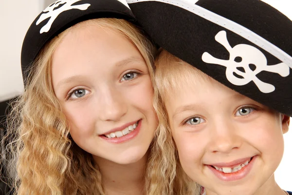 Twee kinderen in Pirates kostuums — Stockfoto