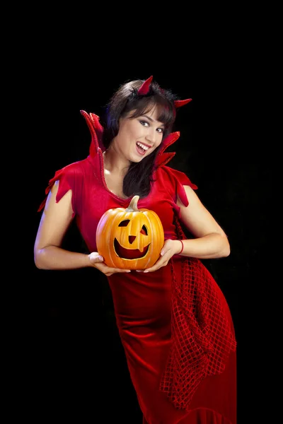 Chica en traje de carnaval diablo sosteniendo un Jack O 'Lantern, celebridades — Foto de Stock