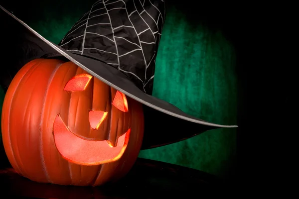 Halloween, Smolders de fuego en una calabaza — Foto de Stock