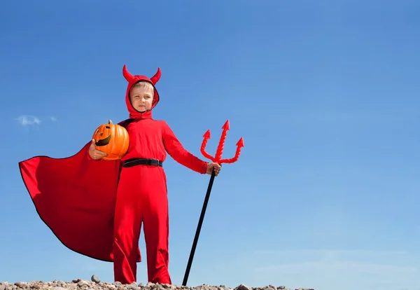 Liten röd djävul står med en treudd — Stockfoto