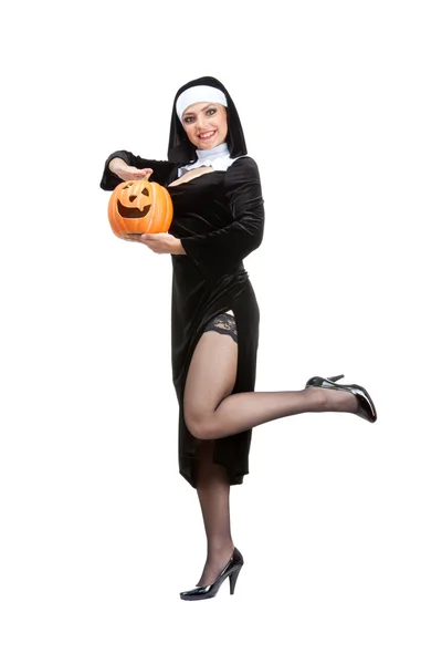 Serie de disfraces: criada sexy sosteniendo calabaza de halloween — Foto de Stock