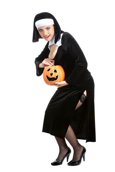 Série costume : femme de ménage sexy tenant citrouille halloween — Photo