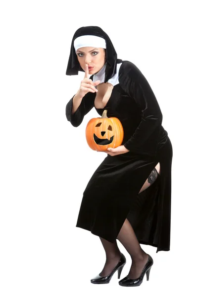 Монахини во время Хэллоуина держат фонарь на Джеке О 'Нилле — стоковое фото