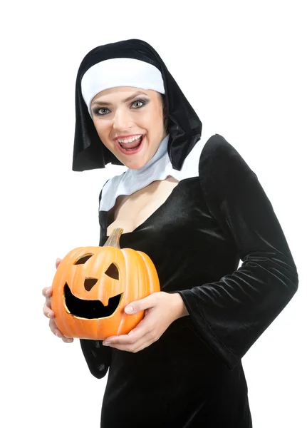 Série costume : femme de ménage sexy tenant citrouille halloween — Photo