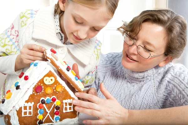 Haciendo Navidad Casa de jengibre juntos Abuela y Gra —  Fotos de Stock