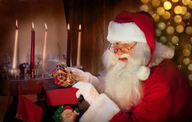 Klasik Noel Baba ile mutlu çocuk oturuyor