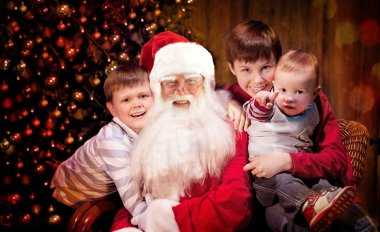 Klasik Noel ağacı erkek kardeşle birlikte oturan
