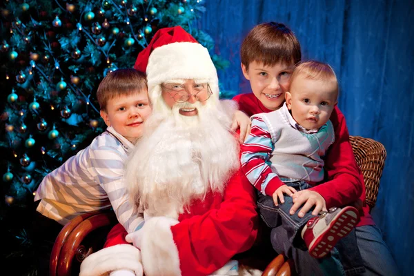 Klassieke Santa zitten met gelukkige kinderen — Stockfoto