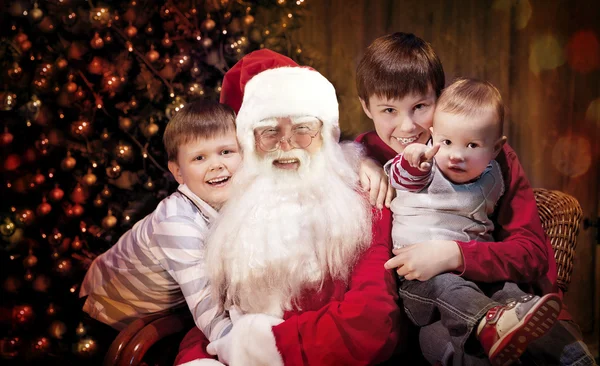 Clásico Santa sentado con niños felices —  Fotos de Stock