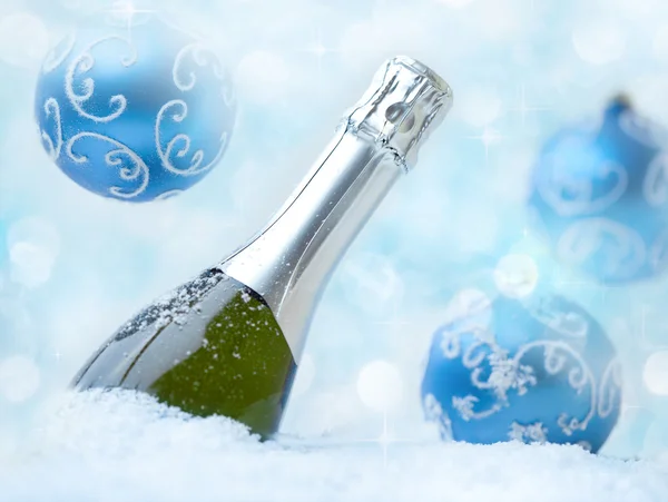 Champagne di Natale sulla neve — Foto Stock