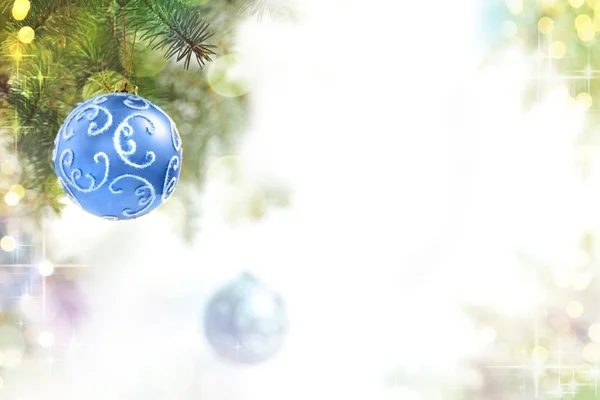 Різдвяні кульки на ялинці — стокове фото