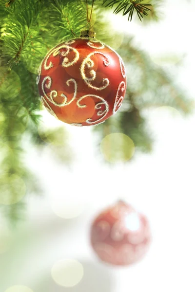 Kerstballen op de kerstboom — Stockfoto