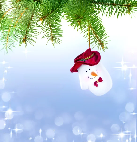 Mitten muñeco de nieve en el árbol de Navidad — Foto de Stock