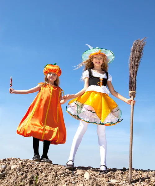 Маленькі дівчатка Хеллоуїн стоять з мітлою . — стокове фото