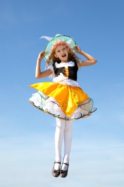 Mutlu küçük cadı mavi gökyüzü atlama