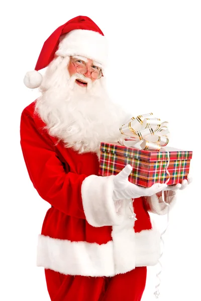 Santa celebración regalo de Navidad en sus manos en un backgrou blanco — Foto de Stock
