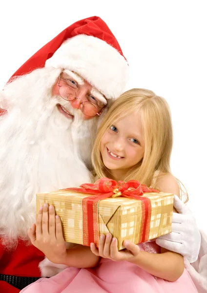 Papai Noel abraçando uma menina segurando uma caixa de presente em um backgro branco — Fotografia de Stock