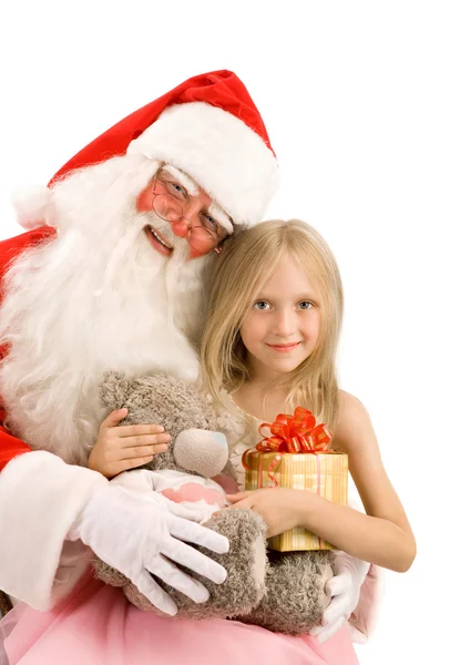 Happy Little Girl Abraços Santa com presente de Natal no branco — Fotografia de Stock