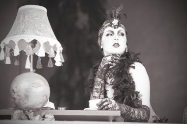 Retro kadın 1920'lerde - 1930'larda oturuşta ile bir restoran Holding bir