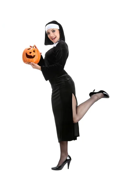 Kostuum serie: sexy meid houden halloween pompoen op een witte b — Stockfoto