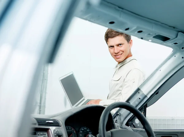 Mechanik, pracovat na notebooku v Auto opravna — Stock fotografie