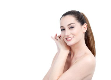 Güzel genç kadın portresi uzun kahverengi saç seyir ile bir