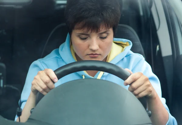 Menina dorme em um carro em andamento em movimento — Fotografia de Stock