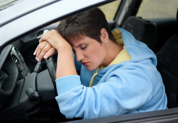 Bella giovane donna dorme in macchina - all'aperto — Foto Stock