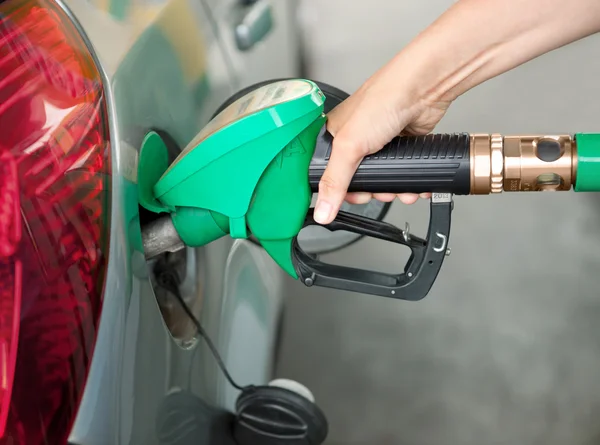 Ein Arm beim Betanken des Autos an einer Tankstelle — Stockfoto