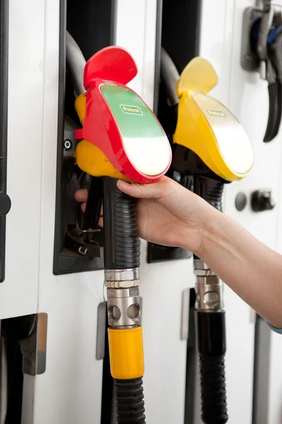 Fila di pompe di benzina in una stazione di servizio — Foto Stock