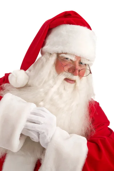 Weihnachtsmann - claus blickt durch seine Brille aufmerksam direkt auf die — Stockfoto