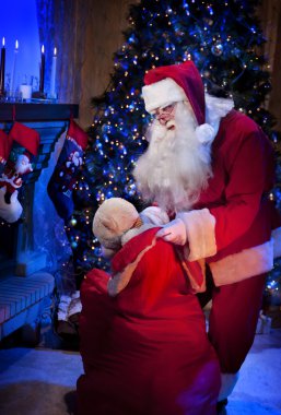 Bir mevcut üzerinden çanta vererek Santa