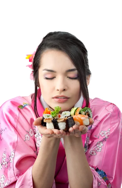 Gelukkige vrouw ruiken Sushi op haar handen — Stockfoto