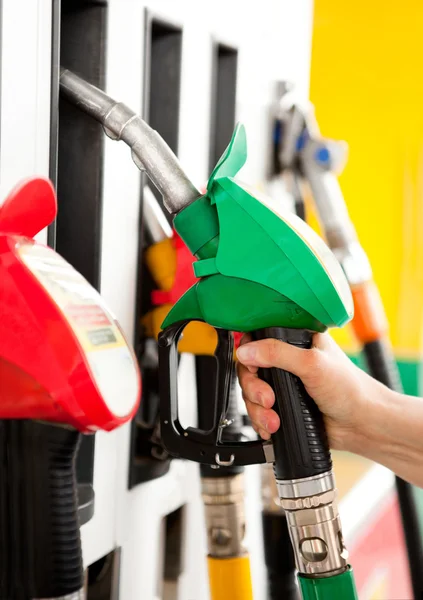 Linha de bombas de combustível em um posto de gasolina — Fotografia de Stock