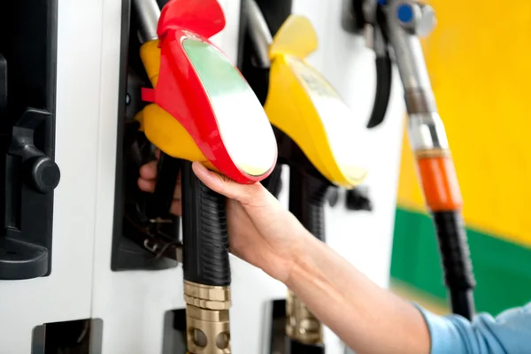 Wiersz z pompy paliwa na stacji benzynowej — Zdjęcie stockowe