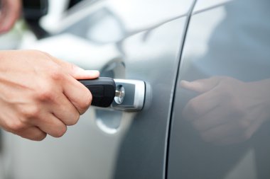 Kadın el kilidini açmak için anahtar araba tutarak, 