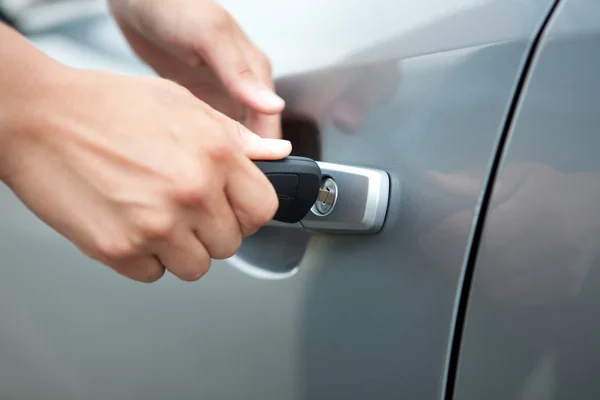 Frau hält Schlüssel zum Entsperren des Autos in der Hand, — Stockfoto