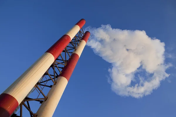 Due pipe con fumo nel cielo blu — Foto Stock