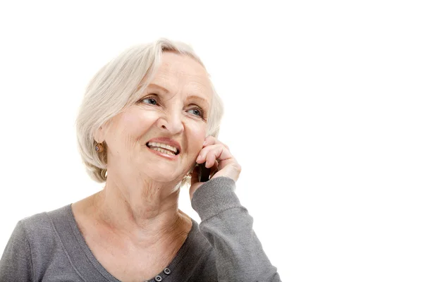 Mulher idosa sorridente fala ao telefone — Fotografia de Stock