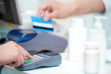 POS Terminal hareket. Bir kredi kartı Swiping el.