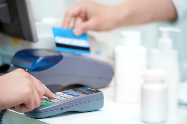 POS Terminal transaktion. Hand svepa ett kreditkort. — Stockfoto