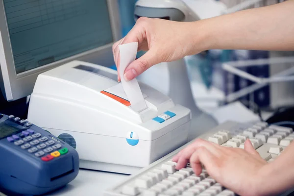 POS Terminal hareket. Bir kredi kartı Swiping el.