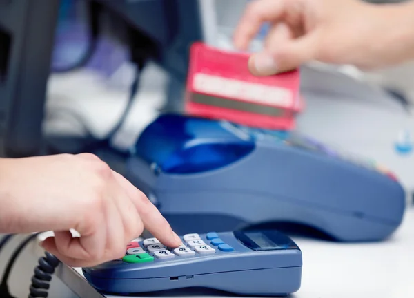 Transação de terminal de POS. Mão Passando um cartão de crédito . — Fotografia de Stock