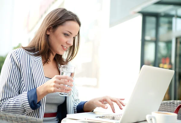 Bonito jovem empresário usando laptop em um café ao ar livre, cópia — Fotografia de Stock