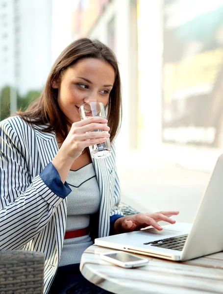 Bello giovane imprenditore che utilizza il computer portatile in un caffè all'aperto, Copia — Foto Stock