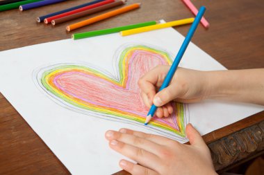 Çocuğun elleri bir kalp çizim olduğunu.