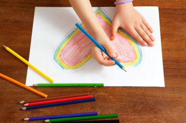 Çocuğun elleri bir kalp çizim olduğunu.